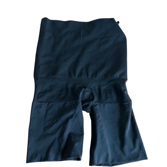 Assets by Spanx Women's Black High Waist Shaping Shorts - Size Large - NWT - Picture 1 of 8